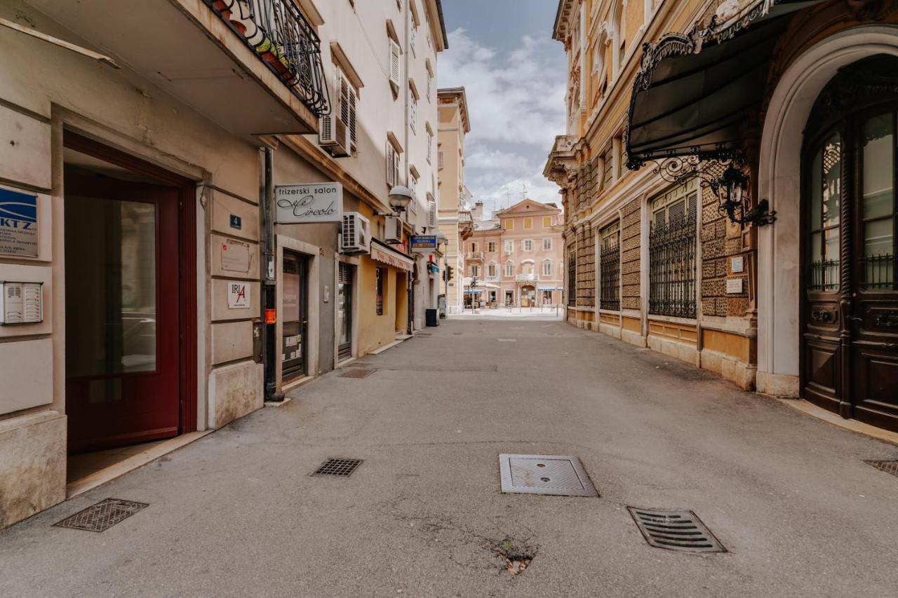 Black & White Apartments Rijeka Exterior foto